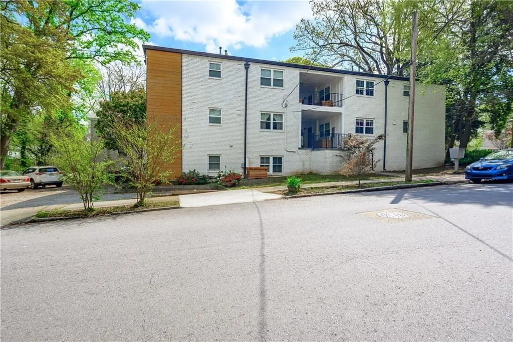 Хол; дървен под, естествена светлина, модерен стил, високи тавани