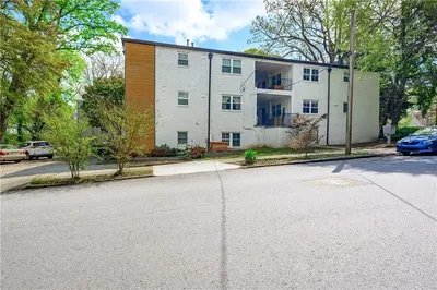 Σαλόνι; ξύλινο πάτωμα, φυσικό φως, μοντέρνο στυλ, ψηλά ταβάνια