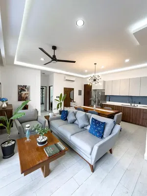 Keuken; keukenapparatuur, houten vloer, natuurlijk licht, moderne stijl, gerenoveerd