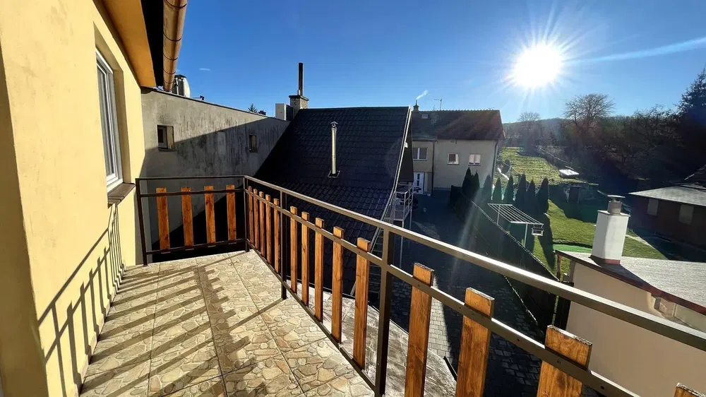 Wohnzimmer; holzboden, tageslicht, moderner stil, hohe decken