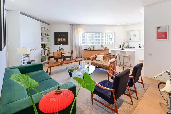 Salon; parquet, lumière naturelle, style moderne, hauteur sous plafond