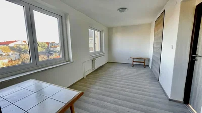 Wohnzimmer; holzboden, tageslicht, moderner stil, hohe decken