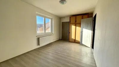 Wohnzimmer; holzboden, tageslicht, moderner stil, hohe decken