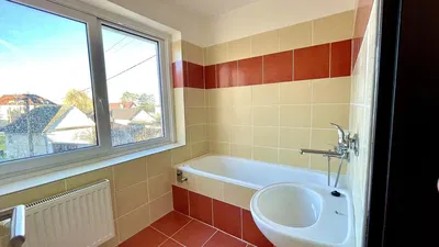 Wohnzimmer; holzboden, tageslicht, moderner stil, hohe decken