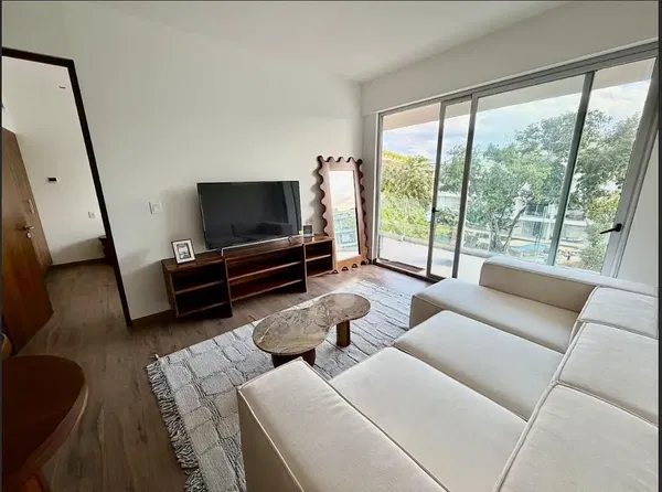 Cuisine; électroménager, parquet, lumière naturelle, style moderne, rénové