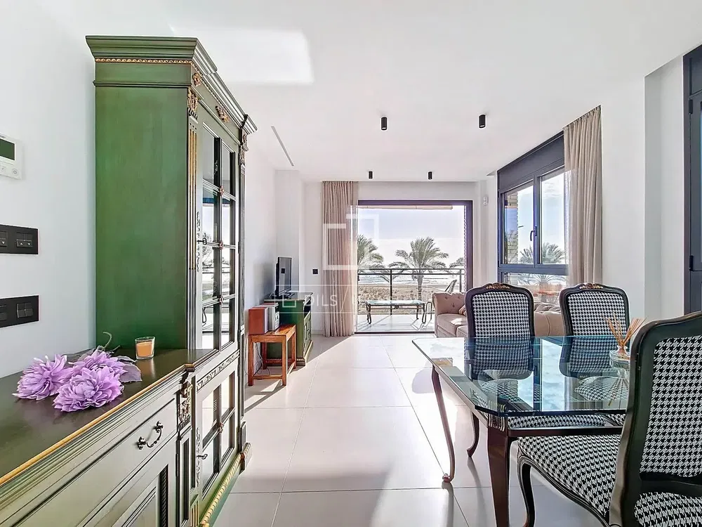 Salon; parquet, lumière naturelle, style moderne, hauteur sous plafond