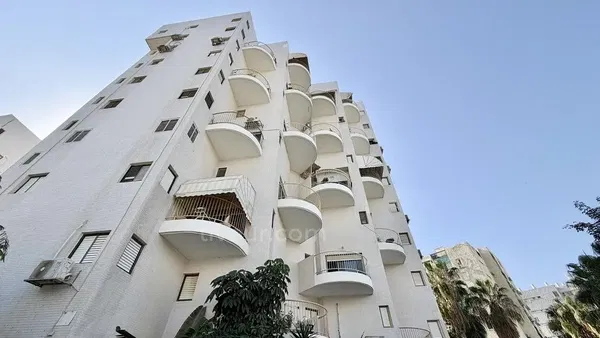 Soggiorno; pavimento in legno, luce naturale, stile moderno, soffitti alti