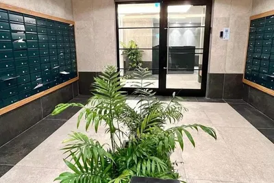 Cuisine; électroménager, parquet, lumière naturelle, style moderne, rénové