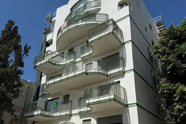 Salon; parquet, lumière naturelle, style moderne, hauteur sous plafond