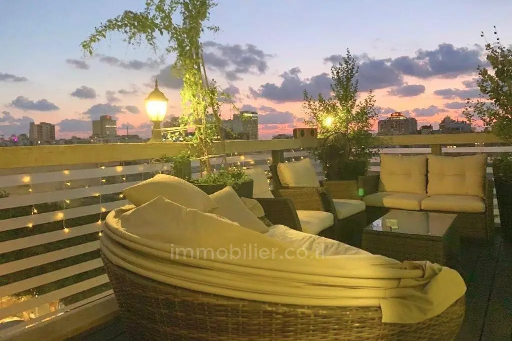 غرفة معيشة; أرضية خشبية, ضوء طبيعي, أسلوب عصري, أسقف عالية