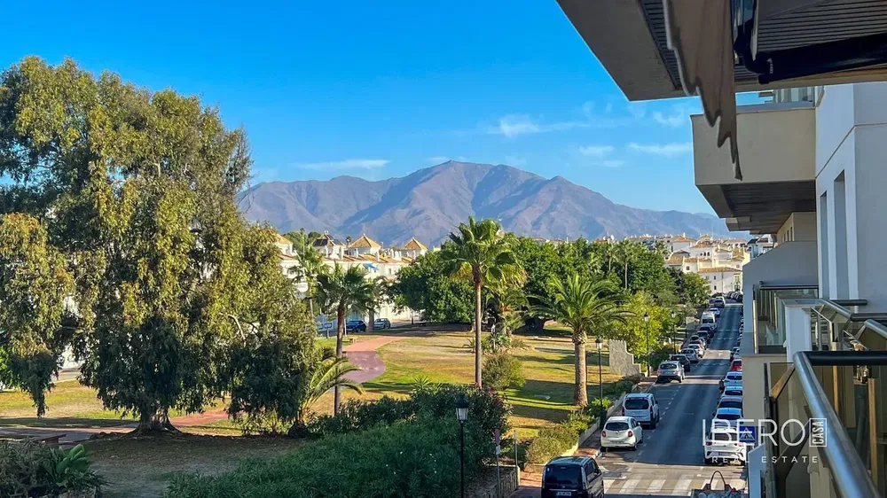 Salon; podłoga drewniana, światło dzienne, styl nowoczesny, wysokie sufity