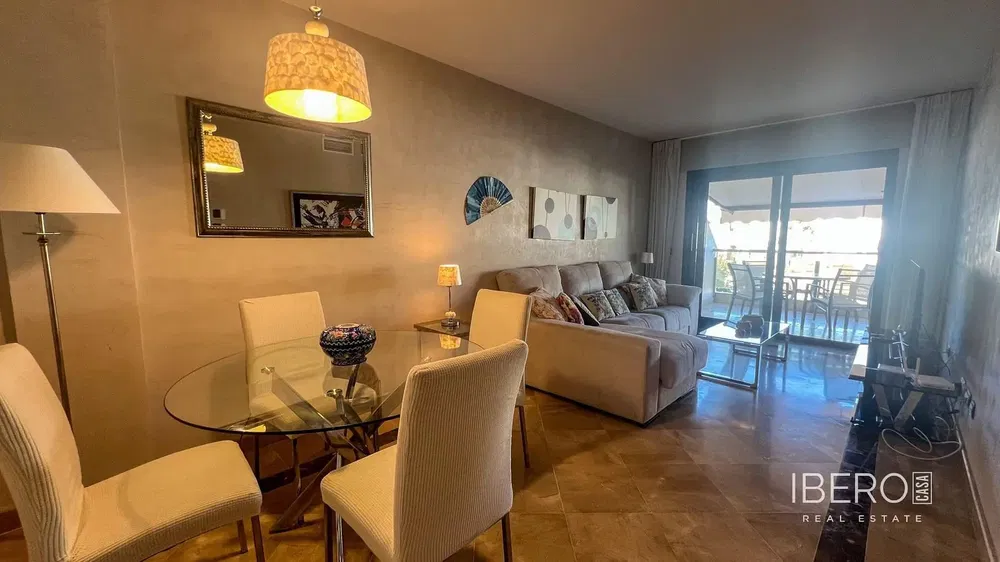 Salon; podłoga drewniana, światło dzienne, styl nowoczesny, wysokie sufity