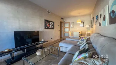 Salon; podłoga drewniana, światło dzienne, styl nowoczesny, wysokie sufity