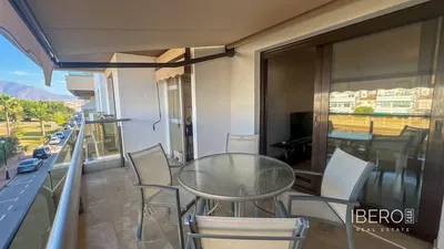 Salon; podłoga drewniana, światło dzienne, styl nowoczesny, wysokie sufity