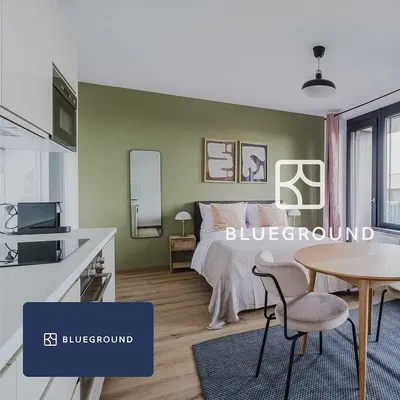 Κουζίνα; συσκευές κουζίνας, ξύλινο πάτωμα, φυσικό φως, μοντέρνο στυλ, ανακαινισμένο