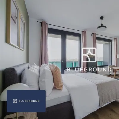 Σαλόνι; ξύλινο πάτωμα, φυσικό φως, μοντέρνο στυλ, ψηλά ταβάνια