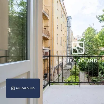 Σαλόνι; ξύλινο πάτωμα, φυσικό φως, μοντέρνο στυλ, ψηλά ταβάνια