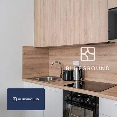 Σαλόνι; ξύλινο πάτωμα, φυσικό φως, μοντέρνο στυλ, ψηλά ταβάνια