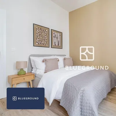 Κουζίνα; συσκευές κουζίνας, ξύλινο πάτωμα, φυσικό φως, μοντέρνο στυλ