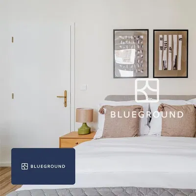 Σαλόνι; ξύλινο πάτωμα, φυσικό φως, μοντέρνο στυλ, ψηλά ταβάνια