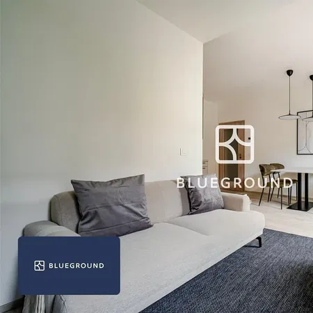 Σαλόνι; ξύλινο πάτωμα, φυσικό φως, μοντέρνο στυλ, ψηλά ταβάνια