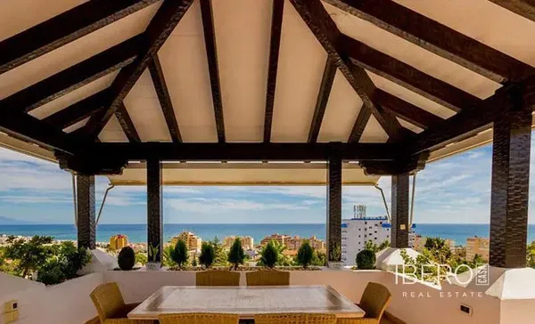 غرفة معيشة; أرضية خشبية, ضوء طبيعي, أسلوب عصري, أسقف عالية