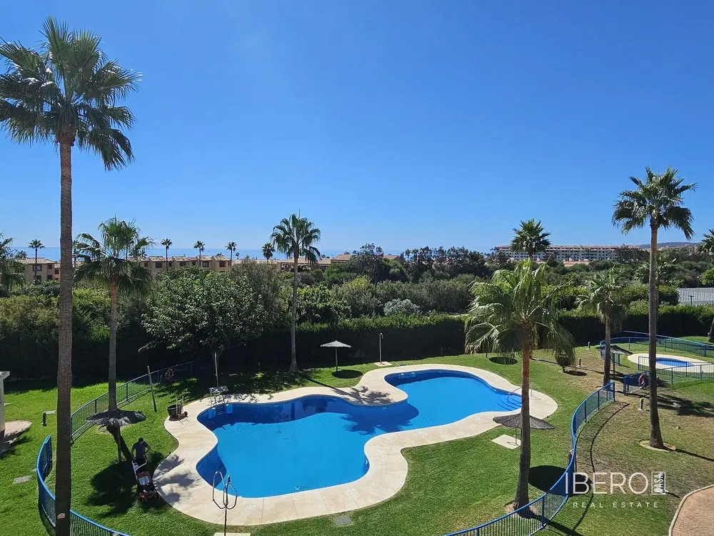 Wohnzimmer; holzboden, tageslicht, moderner stil, hohe decken