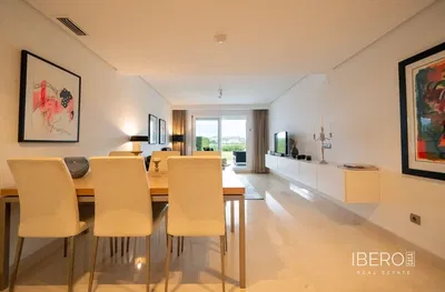 غرفة معيشة; أرضية خشبية, ضوء طبيعي, أسلوب عصري, أسقف عالية