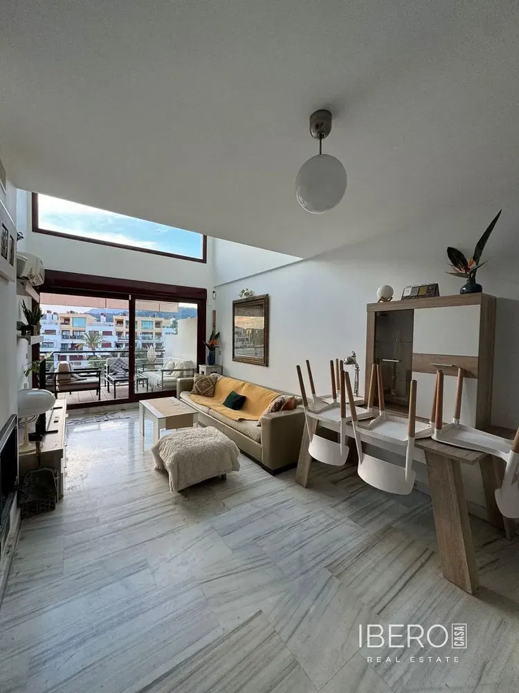 Дневна соба; дрвени под, природно светло, модерни стил, високи плафони