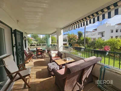 غرفة معيشة; أرضية خشبية, ضوء طبيعي, أسلوب عصري, أسقف عالية