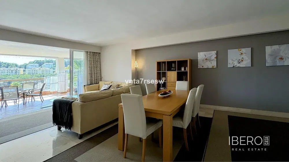 Дневна соба; дрвени под, природно светло, модерни стил, високи плафони