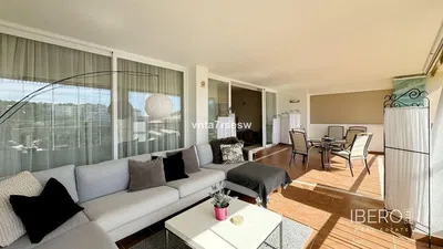 Дневна соба; дрвени под, природно светло, модерни стил, високи плафони