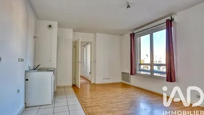 Kuchyně; kuchyňské spotřebiče, dlažba, přirozené světlo, moderní styl, po rekonstrukci