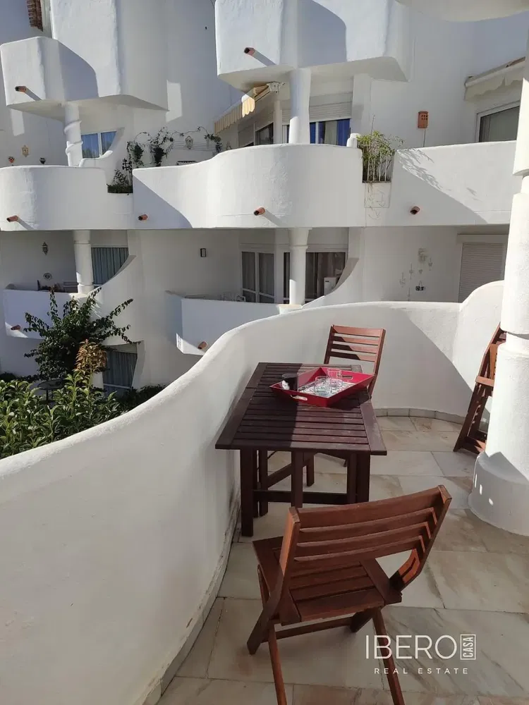 Obývací pokoj; dřevěná podlaha, přirozené světlo, moderní styl, vysoké stropy