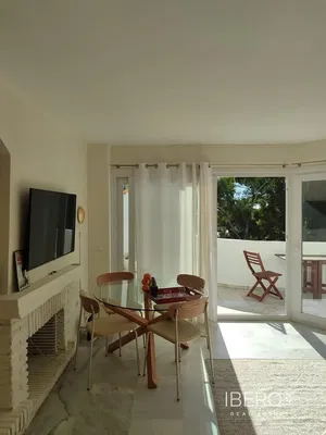 Obývací pokoj; dřevěná podlaha, přirozené světlo, moderní styl, vysoké stropy