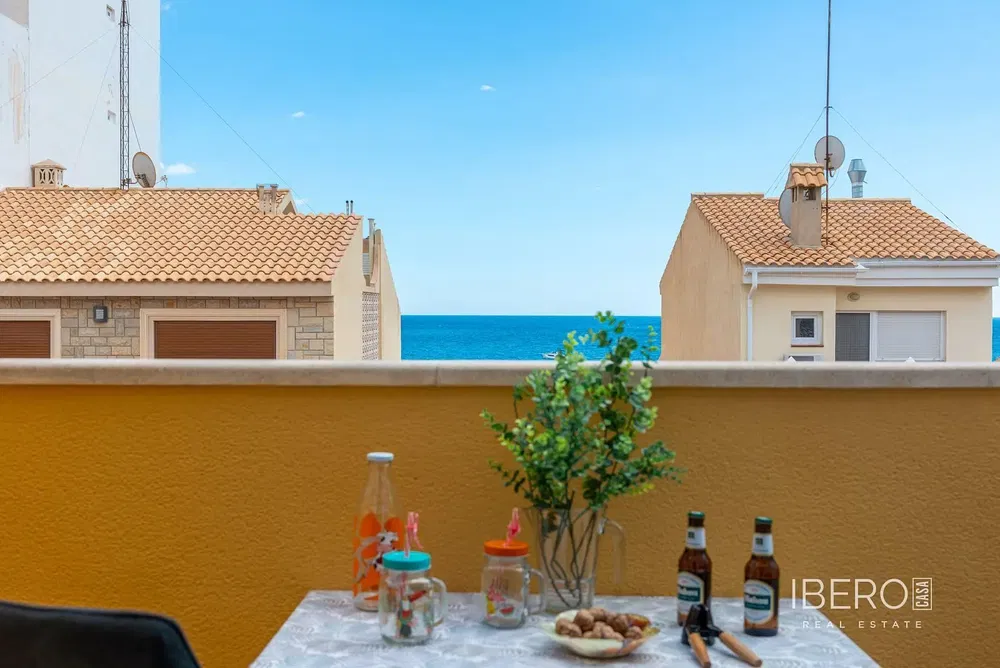 Salon; podłoga drewniana, światło dzienne, styl nowoczesny, wysokie sufity