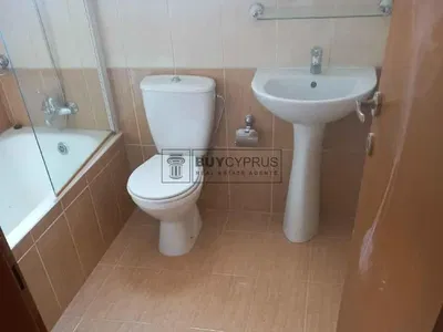 Salon; parquet, lumière naturelle, style moderne, hauteur sous plafond