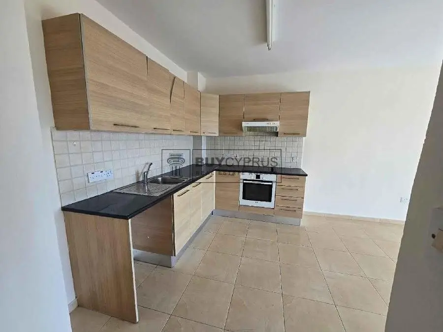 Cuisine; électroménager, carrelage, lumière naturelle, style moderne