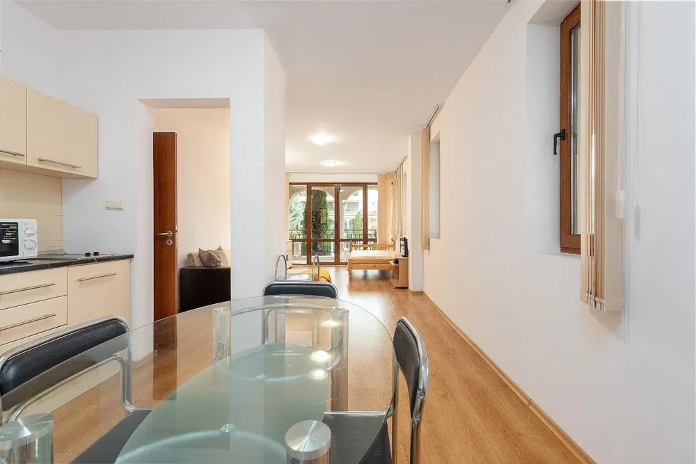 Σαλόνι; ξύλινο πάτωμα, φυσικό φως, μοντέρνο στυλ, ψηλά ταβάνια