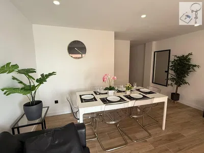 Кухиња; кухињски апарати, дрвени под, природно светло, модерни стил, реновиран