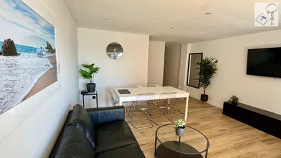 Дневна соба; дрвени под, природно светло, модерни стил, високи плафони