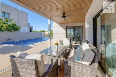 Дневна соба; дрвени под, природно светло, модерни стил, високи плафони