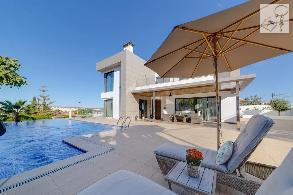 Дневна соба; дрвени под, природно светло, модерни стил, високи плафони