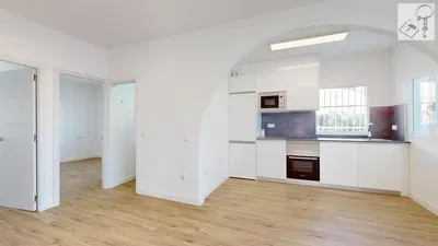 Кухиња; кухињски апарати, дрвени под, природно светло, модерни стил, реновиран