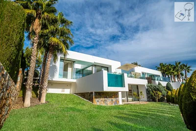 Дневна соба; природно светло, дрвени под, модерни стил, високи плафони