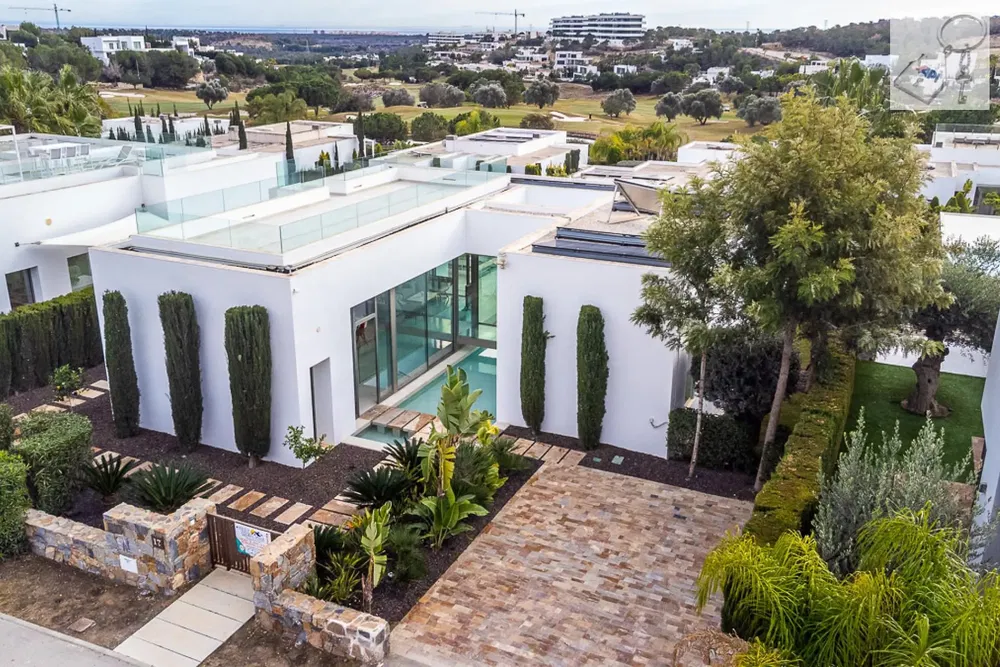 Oturma odası; ahşap zemin, doğal ışık, modern stil, yüksek tavan