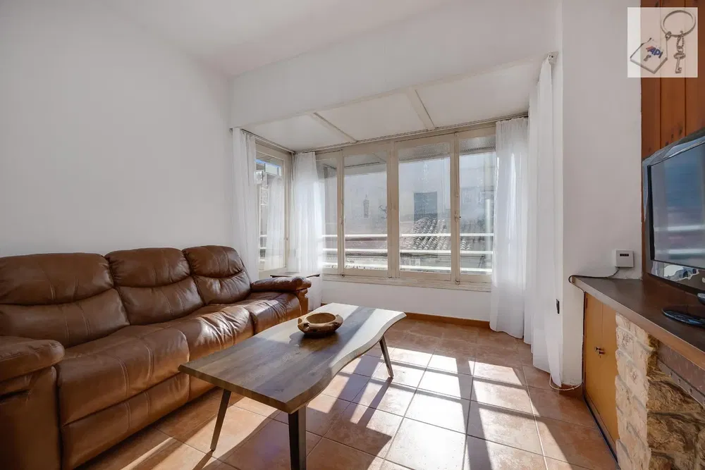 Дневна соба; дрвени под, природно светло, модерни стил, високи плафони