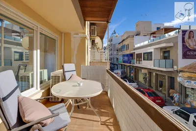 Дневна соба; дрвени под, природно светло, модерни стил, високи плафони