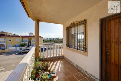 Дневна соба; дрвени под, природно светло, модерни стил, високи плафони