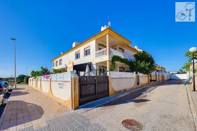 Дневна соба; дрвени под, природно светло, модерни стил, високи плафони